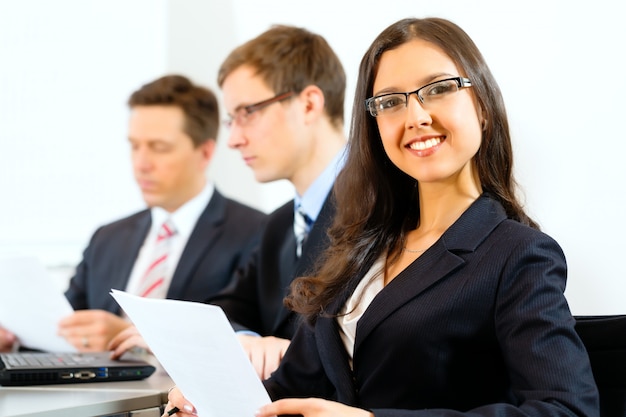 Gente di affari nel corso della riunione in ufficio