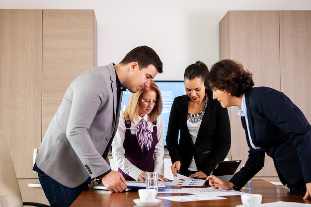 Gente di affari seduta e brainstorming alla riunione aziendale. Lavoro di squadra e successo aziendale.