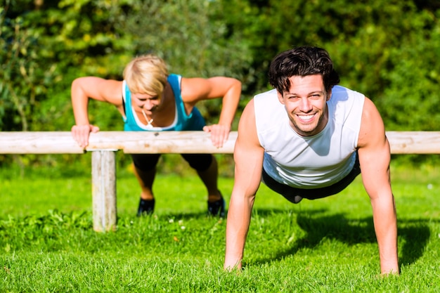 Gente di forma fisica che fa flessioni per lo sport