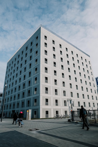 Gente in strada contro gli edifici in una giornata di sole