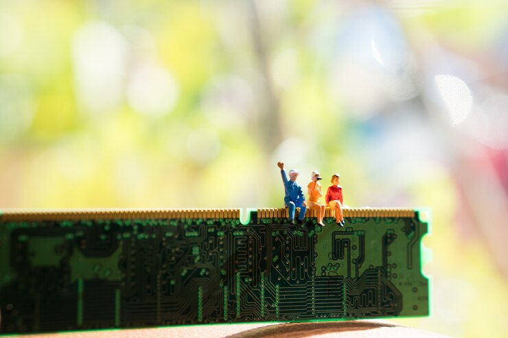 Gente miniatura che si siede sul circuito