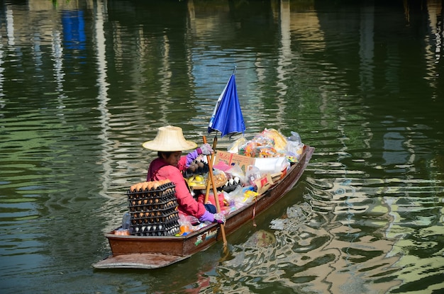 Gente seduta su una barca nel lago