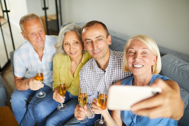 Gente senior che prende selfie alla festa