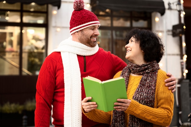 Gente sorridente del colpo medio con il libro