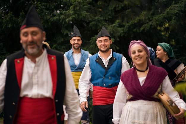 Gente sorridente di vista frontale all'aperto