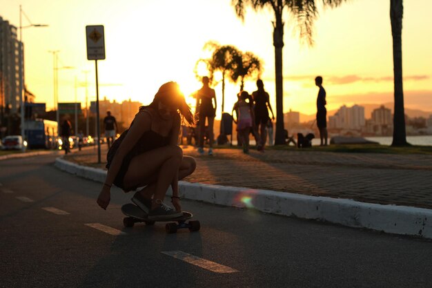 Gente sulla strada al tramonto