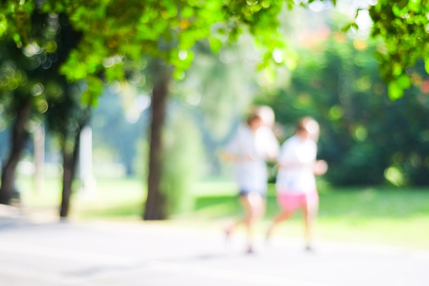 Gente vaga che pareggia alla priorità bassa del parco