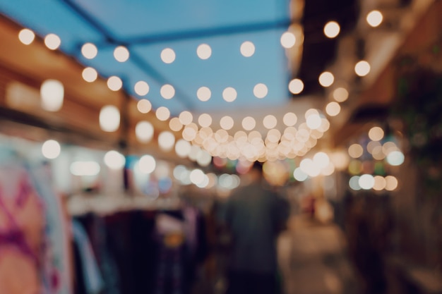 Gente vaga di festival del mercato di notte che cammina sulla strada