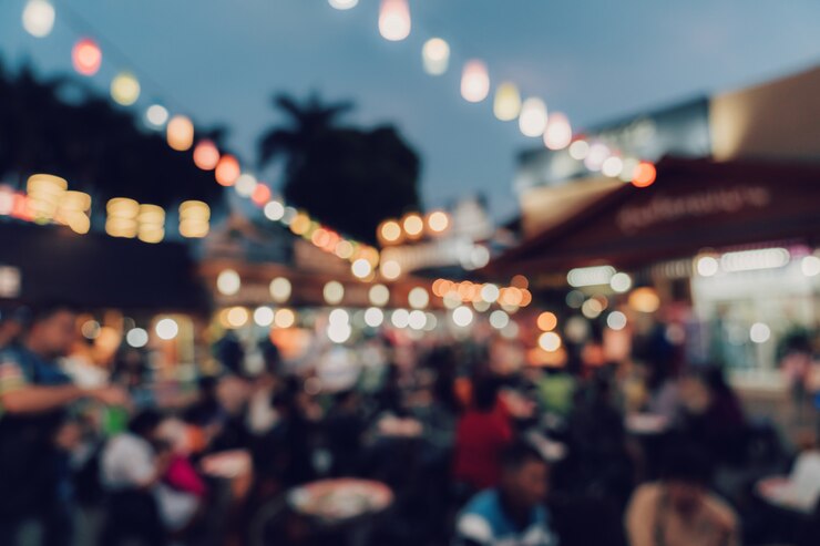 Gente vaga di festival del mercato notturno che cammina sulla strada.