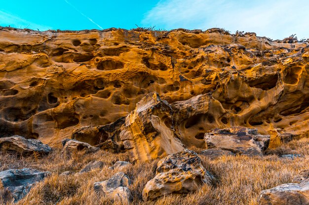 Geoformi della bellissima costa del Monte Jaizkibel vicino a San Sebastian. Paesi Baschi