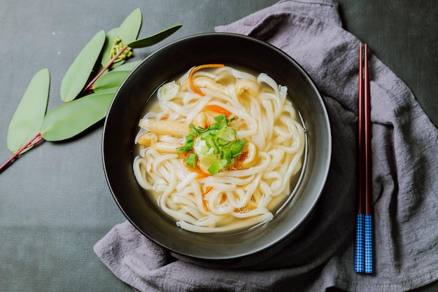 검은색 그릇에 담긴 한국 음식 멸치 칼국수 요리