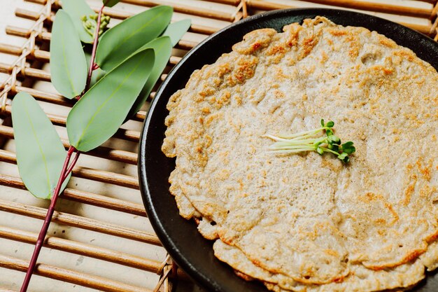 검은색 접시에 담긴 한국 음식 메밀전 부침개 요리