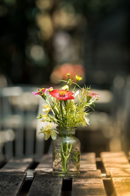 Gerbera fiori in vaso adornati in bei colori vintage utilizzati come sfondo
