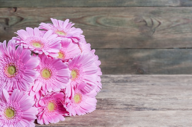 Gerbera fiori su fondo in legno, floreale sfondo vintage