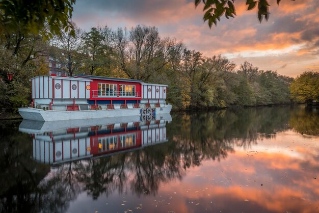 Germania, Amburgo, Isebek canal, showboat Hoheluftschiff al tramonto