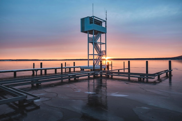 Germania, Berlino, Mueggelsee con torre subacquea in inverno all'alba