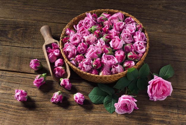 Germogli delle rose di tè in cestino