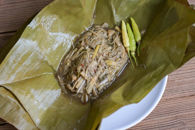 Germogli di bambù per alimenti Germogli di bambù tagliati e cucinati su foglia di banana sul cibo da tavola in Thailandia