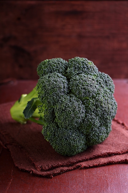 Germogli di broccoli su uno sfondo marrone scuro