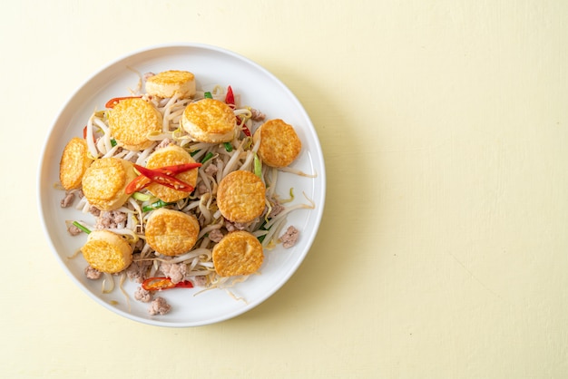 germogli di fagioli saltati in padella, tofu all'uovo e carne di maiale tritata, stile asiatico