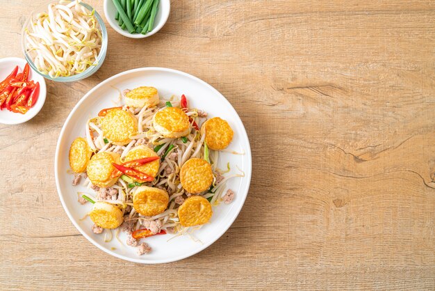 germogli di fagioli saltati in padella, tofu all'uovo e carne di maiale tritata. Stile di cibo asiatico