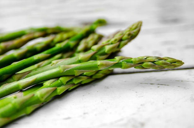 Germogli di verdure fresche di asparagi verdi