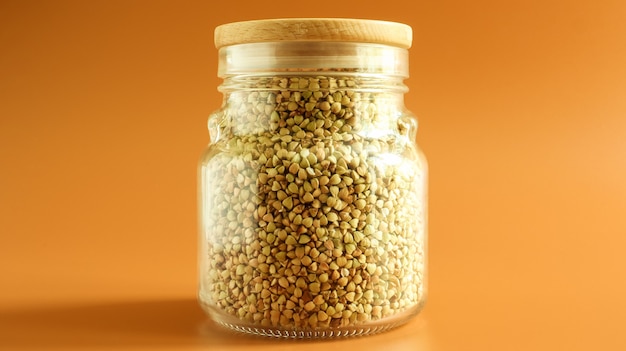 Germogli verdi di grano saraceno biologico crudo in un barattolo di vetro per cereali. Concetto di cibo vegano. Cibo organico.