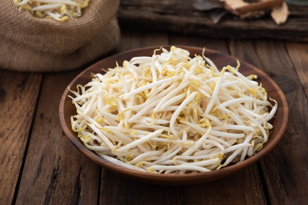 Germoglio di fagiolo nel cibo ciotola di legno