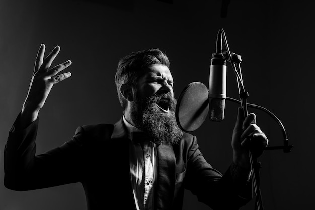 Gesti del cantante con le mani l'uomo che canta con il microfono musicale