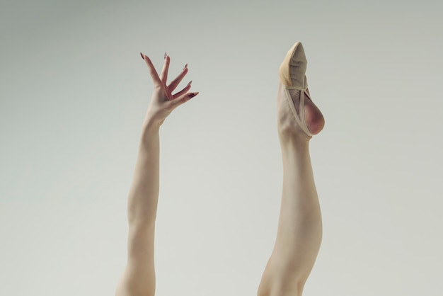 Gesti delle mani e dei piedi di una ginnasta ballerina su sfondo bianco