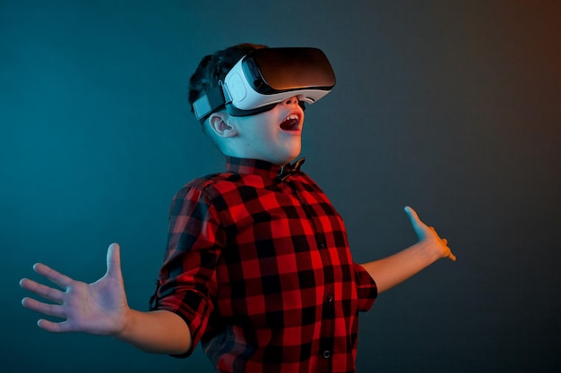 Gesticolare il bambino con gli occhiali della realtà virtuale