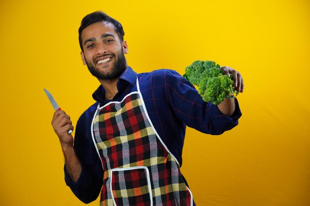 Gestione alberghiera Giovane studente in divisa Andare a fare Cibo in cucina Immagini con grembiule