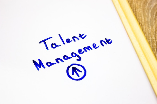 GESTIONE DEI TALENTI testo scritto con un pennarello Concetto di gestione dei talenti