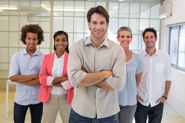 Gestione del lavoro sorridendo alla telecamera