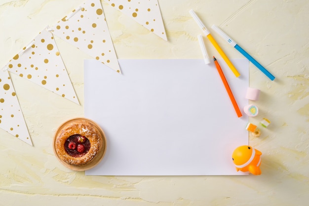 Gestione delle feste e concetto di organizzazione con dolci, coriandoli e pagine bianche