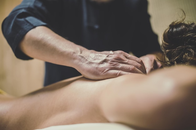 Gestire il massaggio di una donna in un centro benessere mani oliate sul corpo muscoli rilassanti esercizio olistico