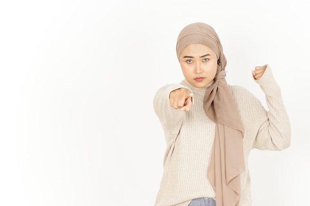 Gesto arrabbiato di bella donna asiatica che indossa l'hijab isolato su sfondo bianco