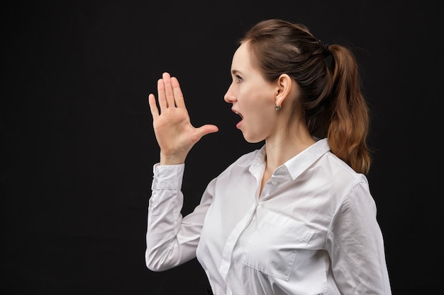 Gesto caucasico della donna di affari che descrive un grido