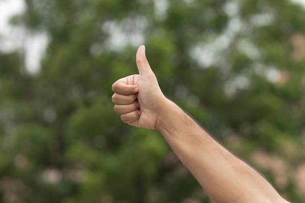 Gesto della mano maschio come segno