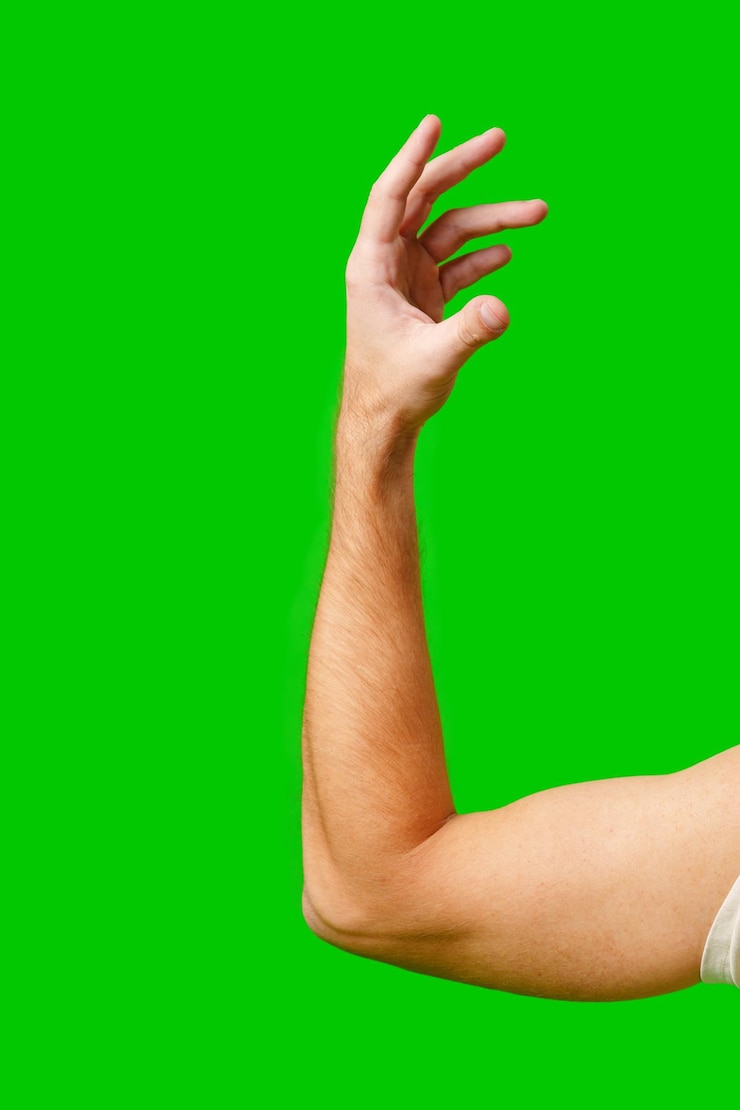 Foto gesto della mano sopra il braccio su uno sfondo verde brillante