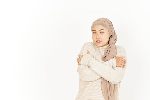 Gesto di congelamento della bella donna asiatica che indossa l'hijab isolato su sfondo bianco