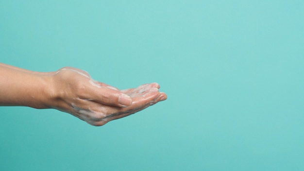 Gesto di lavaggio delle mani con sapone per le mani schiumogeno