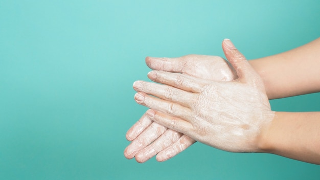 Gesto di lavaggio delle mani con sapone per le mani schiumogeno