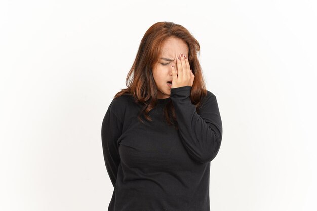 Gesto di mal di testa della bella donna asiatica che indossa una camicia nera isolata su sfondo bianco