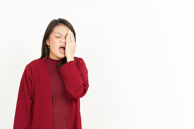 Gesto di mal di testa della bella donna asiatica che indossa una camicia rossa isolata su sfondo bianco