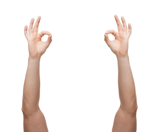 gesto e concetto di parti del corpo - mani dell'uomo che mostrano segno ok