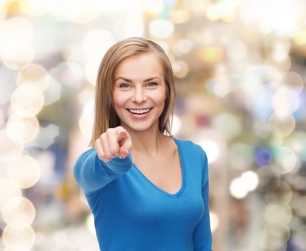 gesto e concetto di persone - studente sorridente che punta il dito contro di te