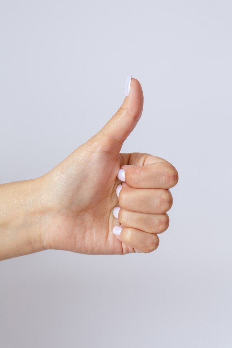 Gesto e segno, mano femminile su bianco. Buona mano. Buon lavoro