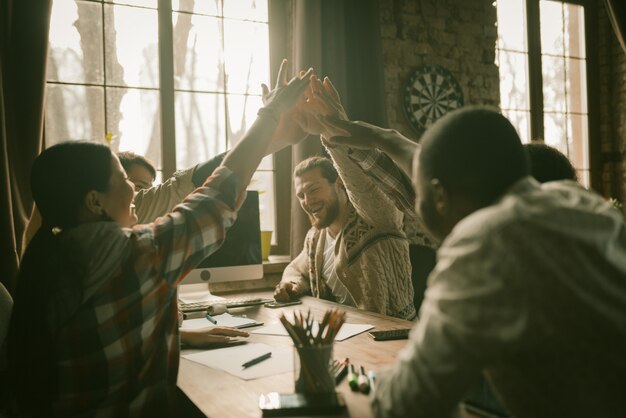 Gesto intenso della squadra di liberi professionisti felice