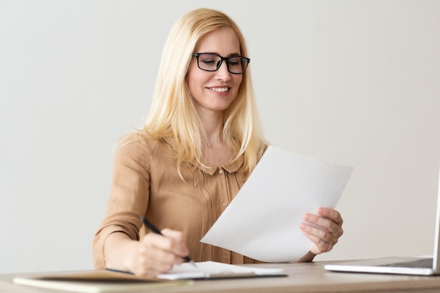 Gestore finanziario femminile di scartoffie che lavora con i documenti